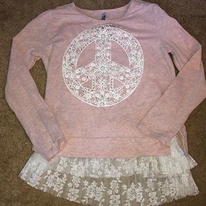 Peace sign lightweight top w/lace tank top.